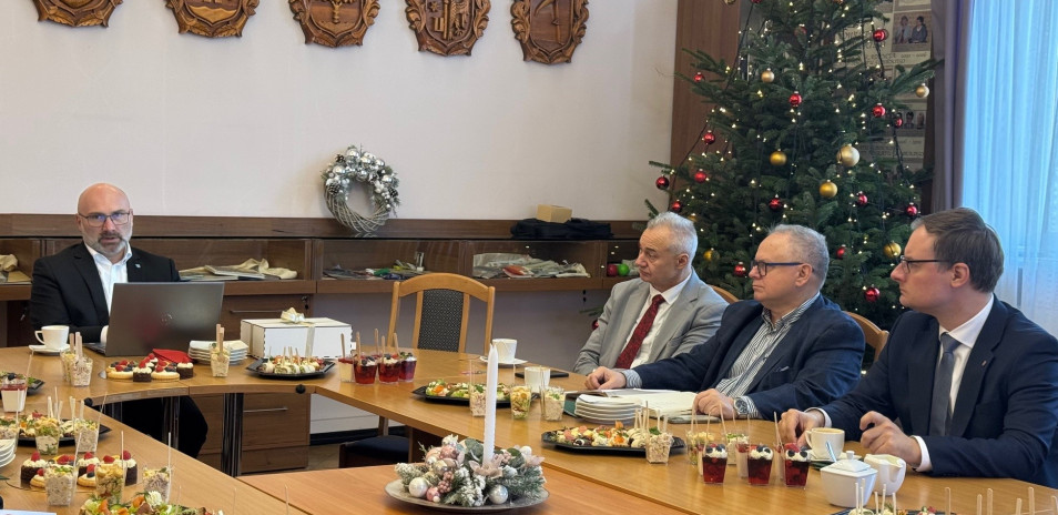 Spotkanie zorganizowane przez Starostę Gliwickiego Grzegorza Kwitka dotyczące możliwości nawiązania współpracy w zakresie działań związanych z funkcjonowaniem szpitali.